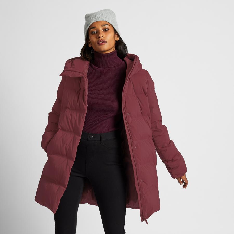 Plumas en color vino oversized, también disponible en más colores. Serás la más calentita. De Uniqlo, (129,90 euros).