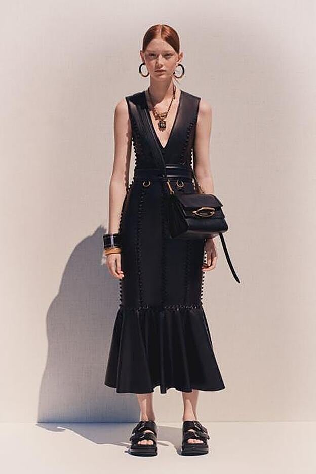 Imagen del bolso en negro en el catálogo precolección de la firma.