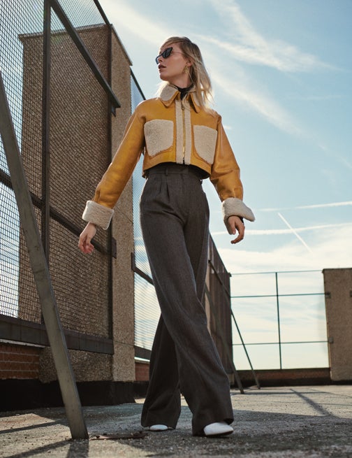Cazadora de piel, camisa negra y pantalón de tweed, todo de Fendi. Zapatos de Robert Clergerie, pendientes de Circo y gafas de Valentino.