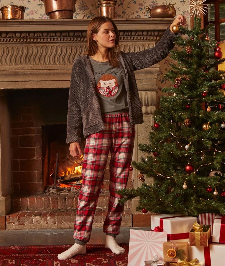 Pijama de tres piezas con sudadera de peluche de Etam, 39 euros.