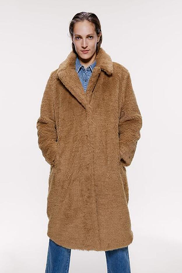 El abrigo de Zara es el que tiene un corte más similar al de Holmes.