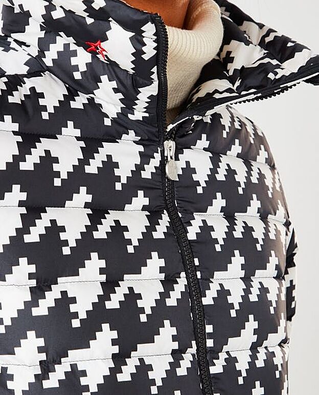 Detalle del plumas que llevaba Alexandra Pereira