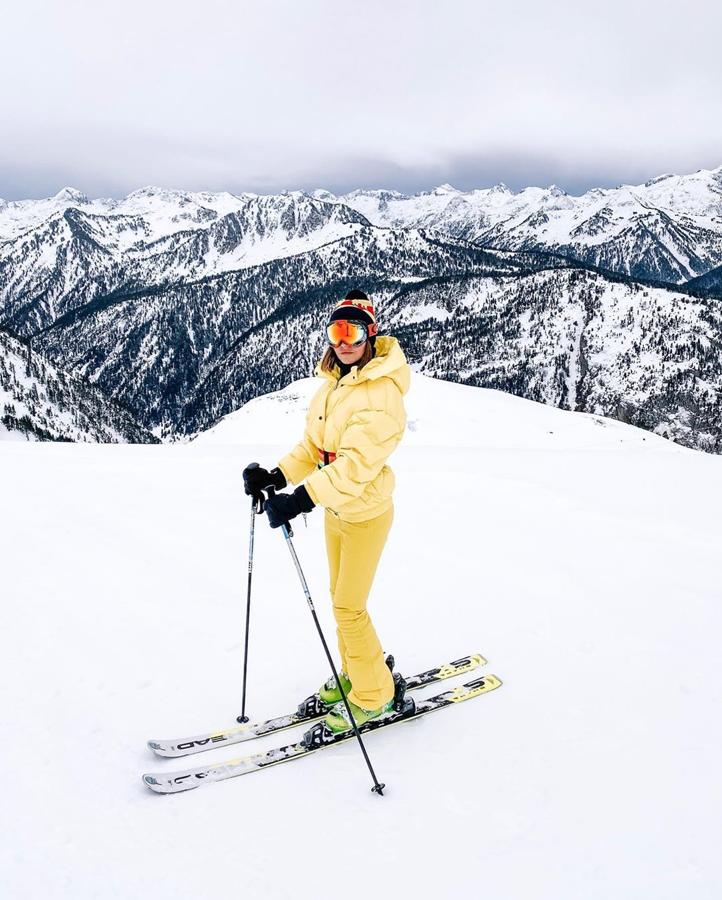Alexandra Pereira con un conjunto amarillo de Perfect Moment.