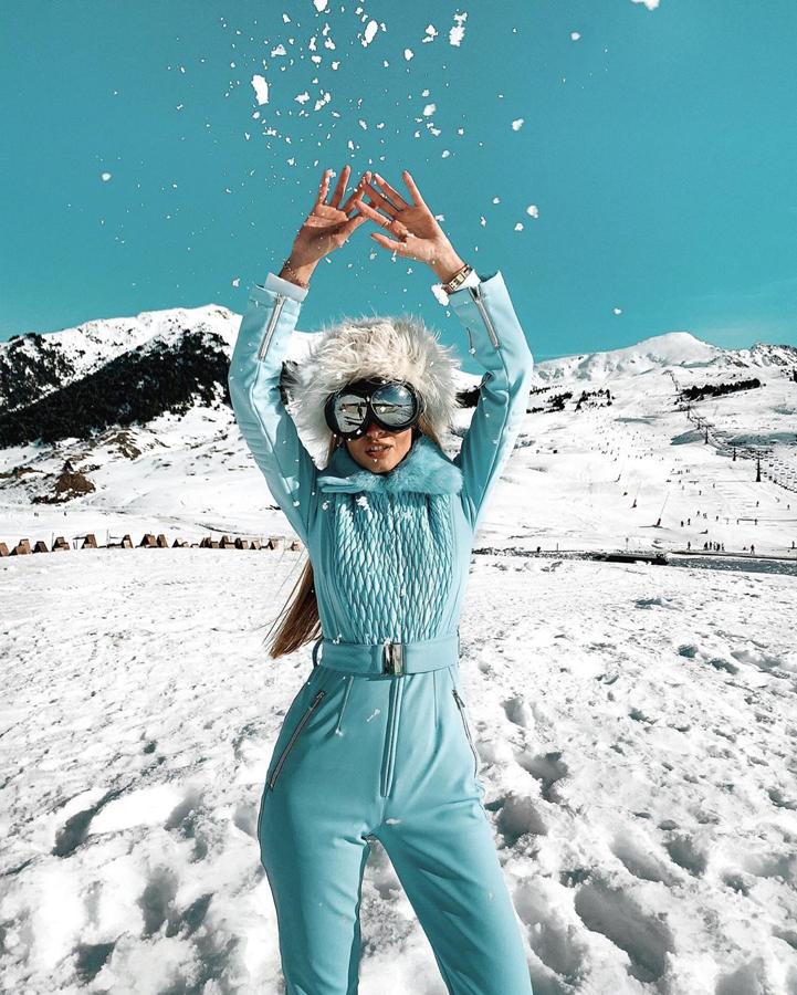 Teresa Andrés Gonzalvo con un mono azul de My Sunday Ski.