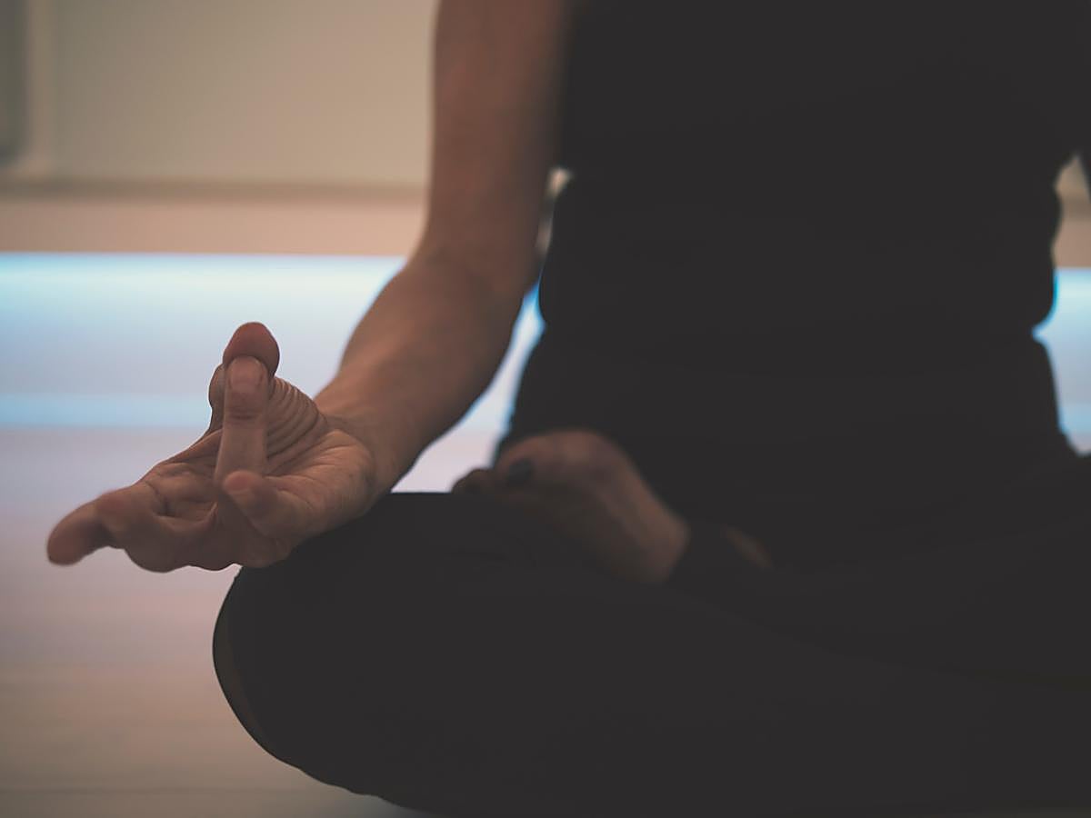 Unos minutos de meditación al día traen multitud de beneficios para la salud, según muchos estudios realizados por el tema. La buena actitud y disposición para ver la vida de otra manera serán dos de los resultasdos más inmediatos que encontrarás si la practicas a diario.