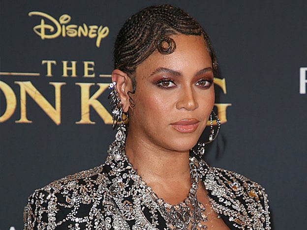 Beyoncé da un paso más allá y se atreve con los baby hairs trenzados.