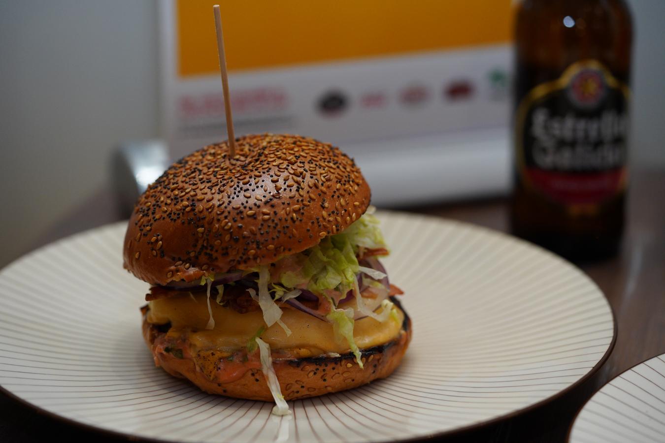 El bronce ha correspondido a Tipula Burger, en Bilbao, donde pecamos con una hamburguesa de ternera, quesos cheddar y de Iraty, cebolla morada, panceta y una salsa 'secreta' .