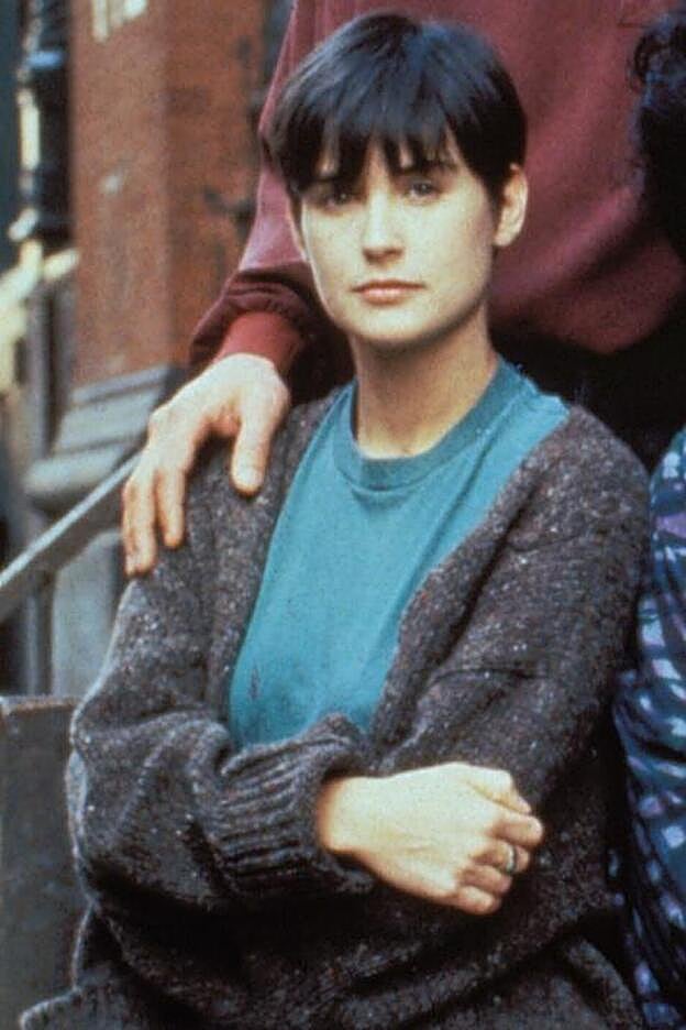 Demi Moore en la película "Ghost" con el corte de pelo pixie que ahora lleva su hija Tallulah Willis.