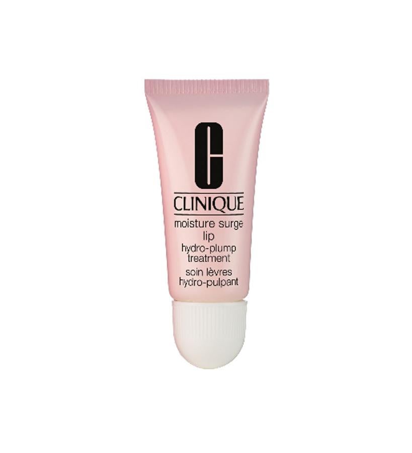 Este es multifunción. Puede aplicarse directamente sobre los labios de día y de noche tantas veces como haga falta, pero también como mascarilla reparadora durante la noche. Aplícate una generosa cantidad y por la mañana estarán superhidratados y la descamación habrá desaparecido.  Moisture Surge Lip Hydro-Plump Treatment de Clinique  (18 €).