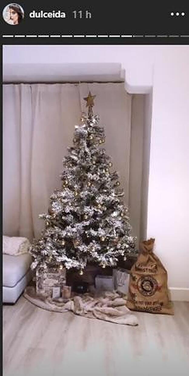 Dulceida pone apunto la decoración de su hogar.