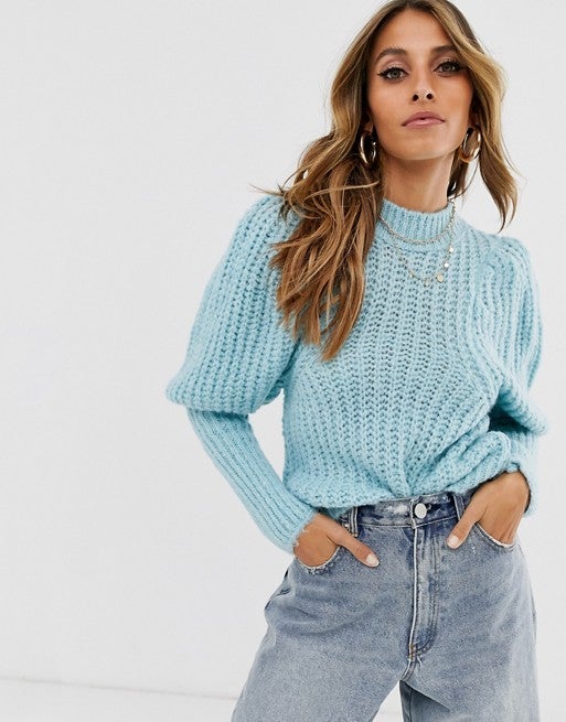 Cuello perkins y mangas abombadas en este jersey de punto grueso azul bebé de Asos Design. (35,99 euros).