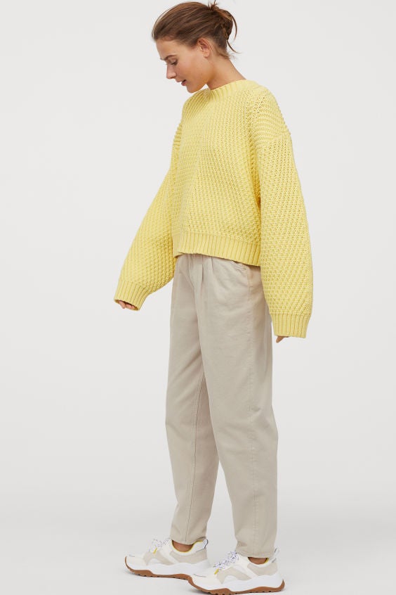 Los tonos pastel también son para el invierno. Lúcelos con este jersey de H&M con las mangas campana. (39,99 euros).