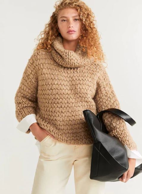 Los tonos beiges se han impuesto entre las tendencias y este jersey de Mango es ideal para crear looks ultra favorecedores. (35,99 euros).