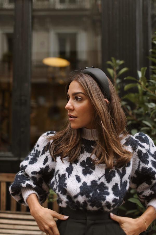 Si solo pudiéramos comprarnos un jersey este invierno, sin duda sería este de silueta 'cropped' en punto grueso amlva con estampado en contraste y hombreras marcadas de Mypeeptoeshop (69 euros) que lleva Paula Ordovás.