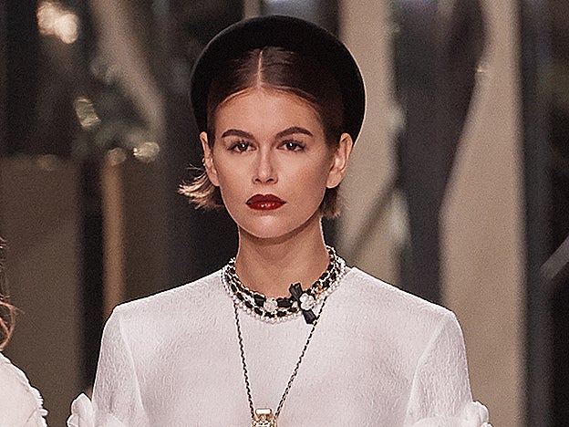 Melena lisa y con raya al medio, como luce Kaia Gerber en el último desfile de Chanel, es el peinado que mejor va con una diadema de tercipoleo.