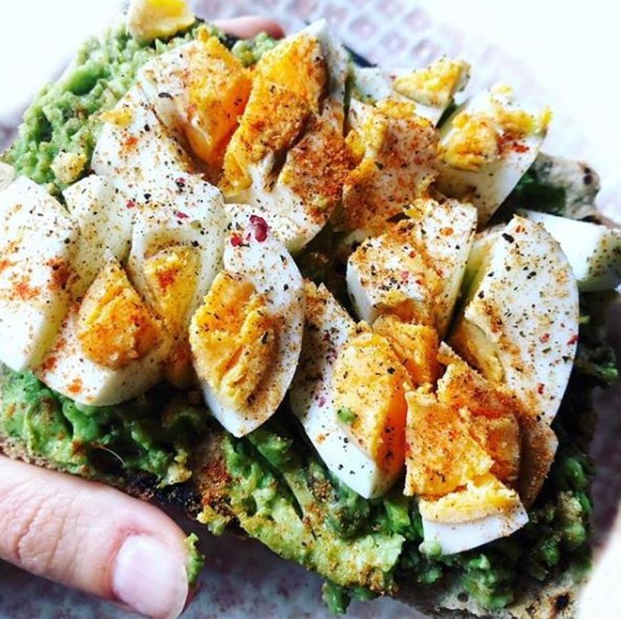Ingredientes:-Tostada casera de avena y semillas-Aguacate-2 huevos camperos cocidos-Especias de barbacoa-Pimentón de la Vera-Pimienta