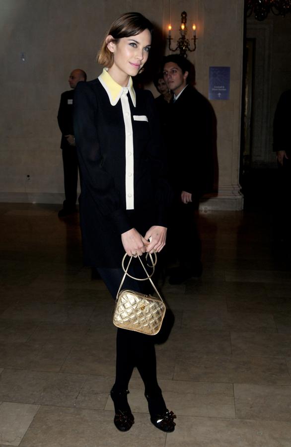 Cuando todavía no sabíamos que existían las influencers, Alexa Chung ya lo era. Corría el año 2010, y la 'it girl' británica ya marcaba los dictados de la moda.