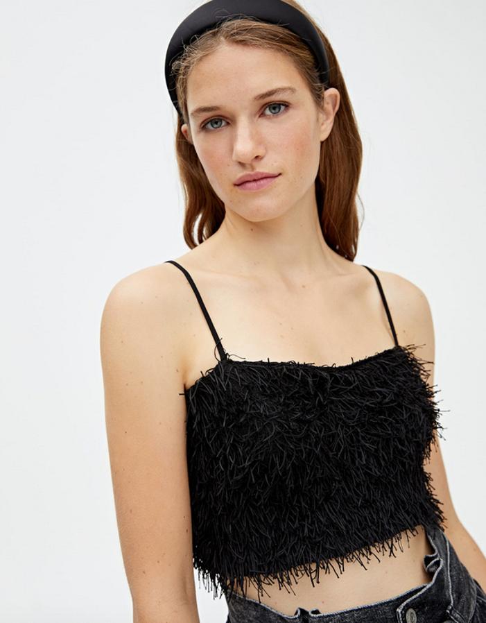 Tirantes finos y escote recto para este top de Pull&Bear con detalles de flecos, una de las grandes tendencias de esta temporada. Cuesta 15,99 euros.