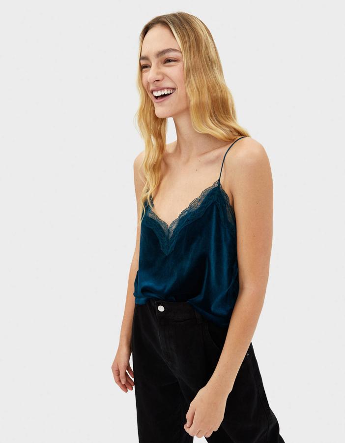 No hay fiesta que se precie sin top lencero y en Bershka hemos podido encontrar este por 15,99 euros en color azul noche o negro.