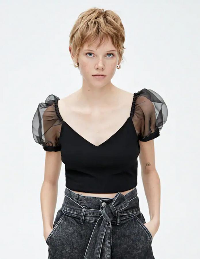 En versión cropped, este top de Pull&Bear en tejido combinado con manga abullonada de organza es uno de nuestros favoritos. Cuesta 15,99 euros y se está agotando en las tallas XS y L.