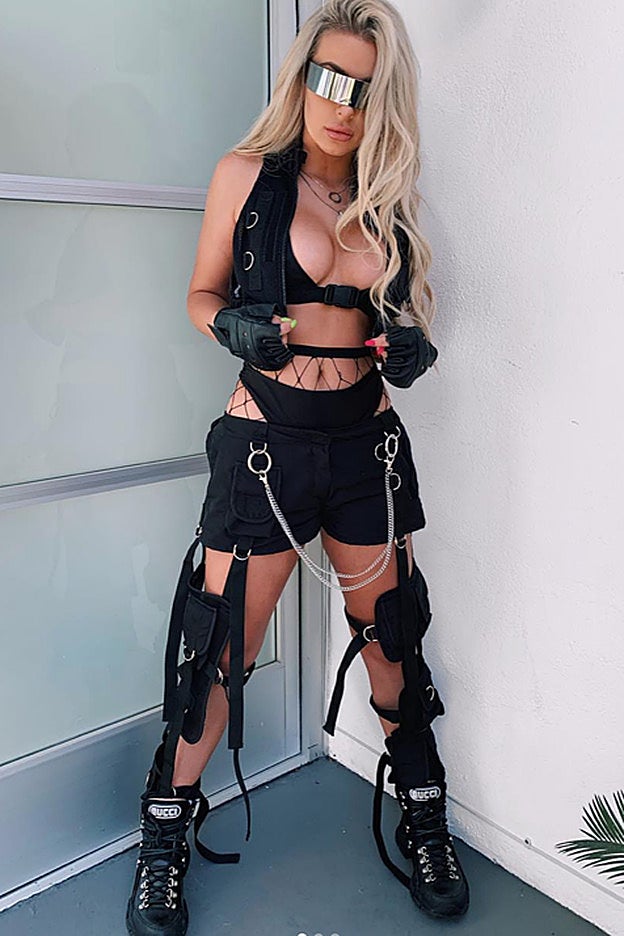 La polémica youtuber Tana Mongeau llevó a Coachella el outfit más buscado del año.