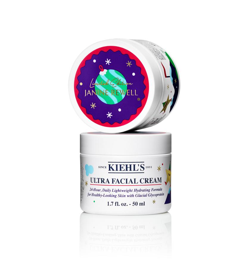 Un buen regalo no tiene por qué ser prohibitivo. Basta con haberlo elegido con mimo y ponerle un bonito envoltorio. Este ya viene con su propio envoltorio, un diseño realizado por la artista finlandesa Janine Rewell, interesada en la geometría orgánica que ofrece la naturaleza. Según tu presupuesto, quédate solo con este detalle o compleméntalo con los otros cinco productos icónicos, decorados por esta ilustradora para vivir la Navidad.  Ultra Facial Cream de Kiehl’s  (28,50 €)