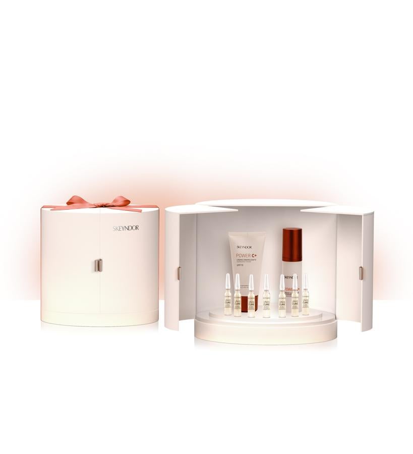 Abrir el envoltorio y descubrir esta caja es sinónimo de felicidad. Y cuando te pongas en la piel lo que contiene, mostrarás todavía mejor cara. Es un cóctel de antioxidantes para dar luminosidad al rostro y minimizar manchas y arrugas. Crema, emulsión, sérum y ampollas para una piel revitalizada.  Cofre Power C+ de Skeyndor  (79 €)