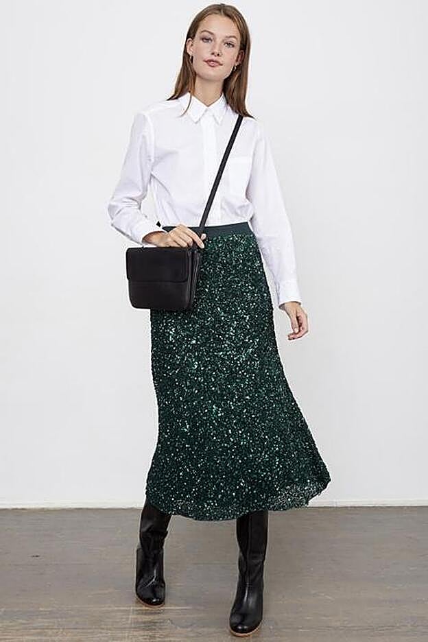 La falda que lleva Nuria Roca es de la firma Gerard Darel y está rebajada un 30%.