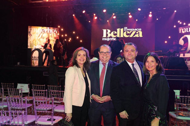 Lourdes Garzón, directora de Mujerhoy, con Joaquín Gordon, de Elizabeth Arden; Álvaro Artiach, de Sisley; y Laura Ruiz de Galarreta, directora general de Taller de Editores.