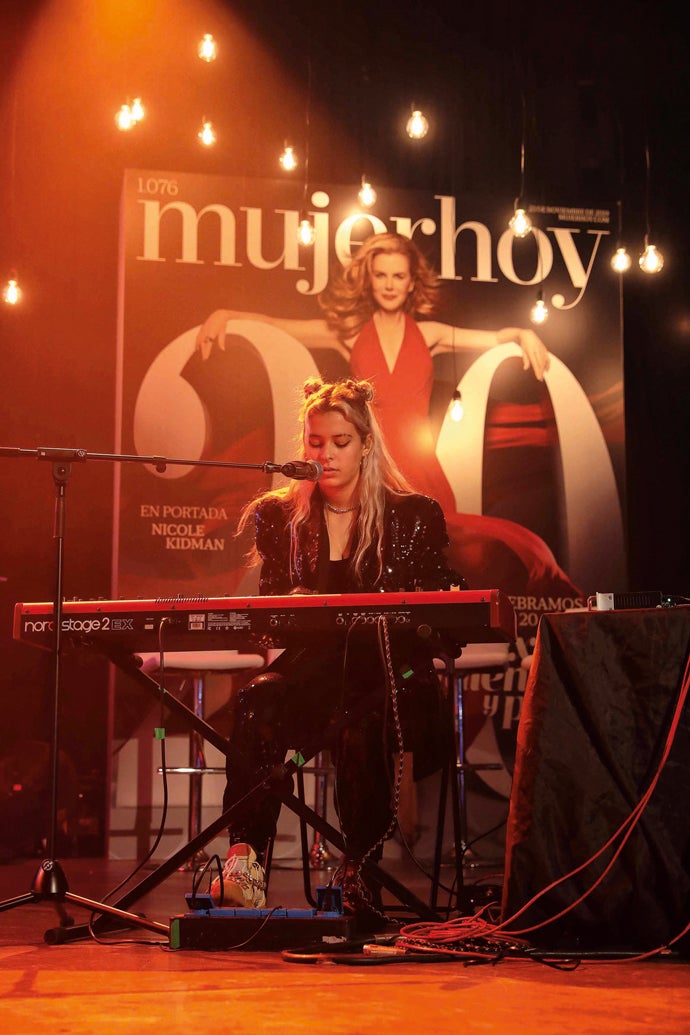 Dora Postigo, hija de la recordada Bimba Bosé y el músico Diego Postigo, cerró los premios.