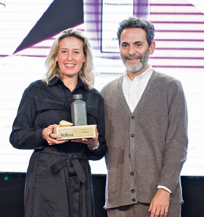 Raquel Puentes, directora de Comunicación de Puig España, recibe el Premio Perfume Flechazo para Cousin Flora de Penhaligon's, de manos de Gervasio Pérez.