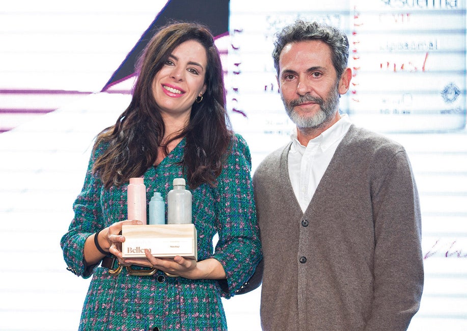 Paula Pérez, head of Communications de Sesderma recibe el Premio Dermocosmética por Mistology de Sesderma, junto a Gervasio Pérez.