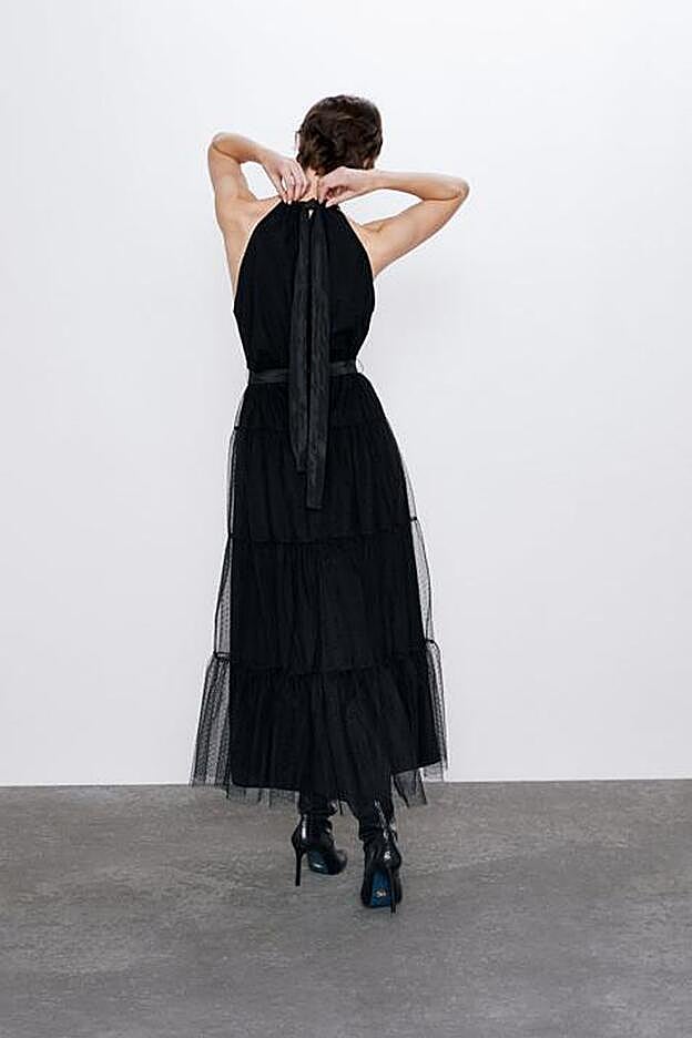 El cuello termina en lazo que se anuda a la espalda.