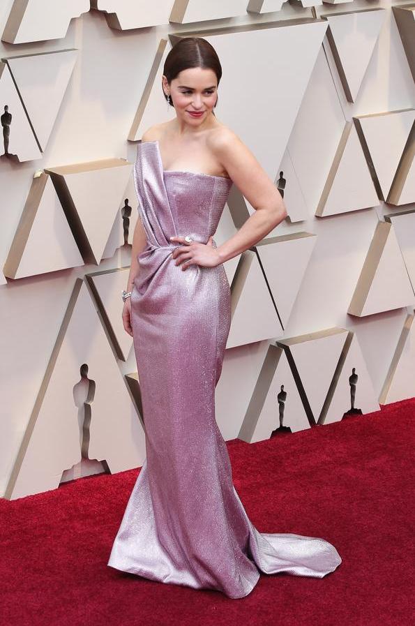 Emilia Clarke en los Oscar de Balmain.