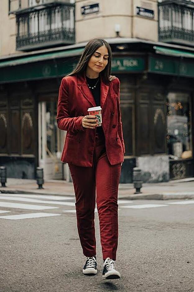 Erea Louro con un traje granate y Converse negras.