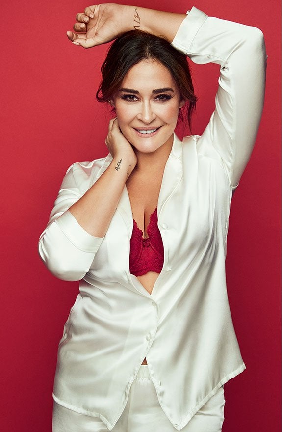 Vicky Martín Berrocal está impresionante con este pijama de seda blanco de Intimissimi, que combina chaqueta de inspiración masculina (89.90 euros) y pantalón palazzo a juego (69.90 euros).