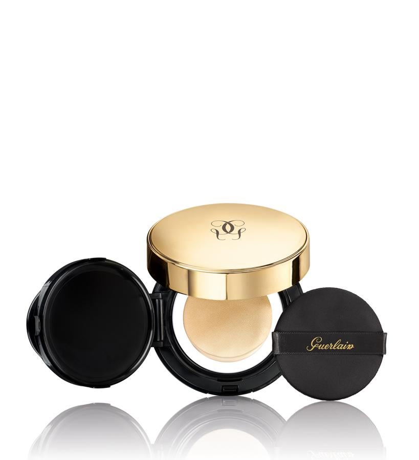 Fácil de aplicar, ligera y fundente, esta base de maquillaje que se aplica con almohadilla es perfecta para las pieles maduras, porque sus ingredientes estimulan la formación de colágeno y, además, hidrata y difumina las líneas de expresión. Y para que no le falta nada, tiene factor de protección solar.  Parure Gold Cushion Radiance Foundation de Guerlain  (62,10 €).