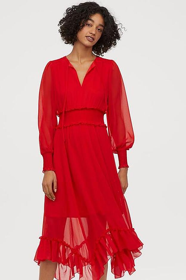Volantes, transparencias y frunces para un vestido rojo romántico de H&M.