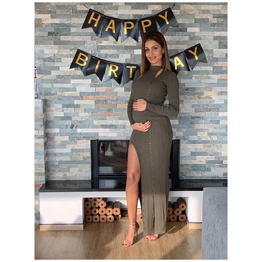 ... y lo está consiguiendo. Poco después de anunciar su embarazo al mundo, la intérprete de 'El Príncipe' agradecía  las muestras de cariño en el día de su cumpleaños . Y lo hacía posando en sus redes sociales con un ajustadísimo vestido de punto de la marca Jacquemus (485 euros), que acentuaba su tripita. Como complemento, unas espectaculares sandalias de tacón de Carolina Herrera que estilizaban aún más la pierna que sobresalía de la abertura del vestido. La respuesta de sus seguidores no se hizo esperar, y muchos fueron los que piropearon a esta sexy mamá.