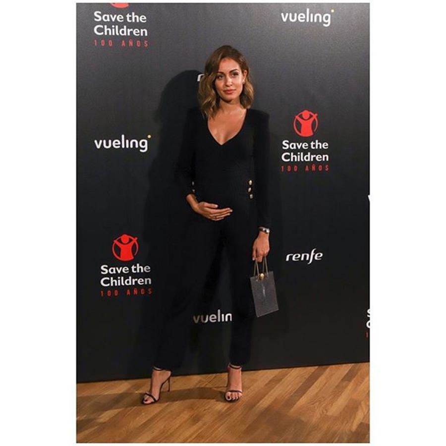 Días después, Hiba acudió a un evento organizado por Save the Children, causa de la que es embajadora, donde lució un sencillo y escotado mono de canalé negro de Balmain adornado con unos botones dorados a la cadera que le sentaba como un guante. Una vez más, la actriz no quiso renunciar a unos taconazos de infarto para acompañar su look.