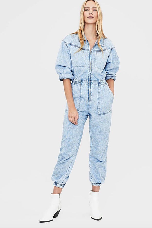 Una combinación diferente a la que lleva Lara Álvarez: con botines blancos en vez de con taconazos.