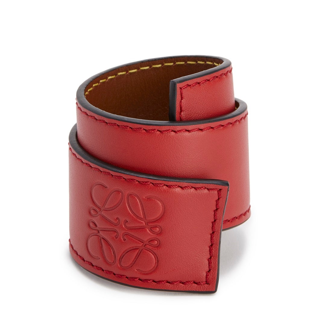 Brazalete eslástico de piel, de Loewe.