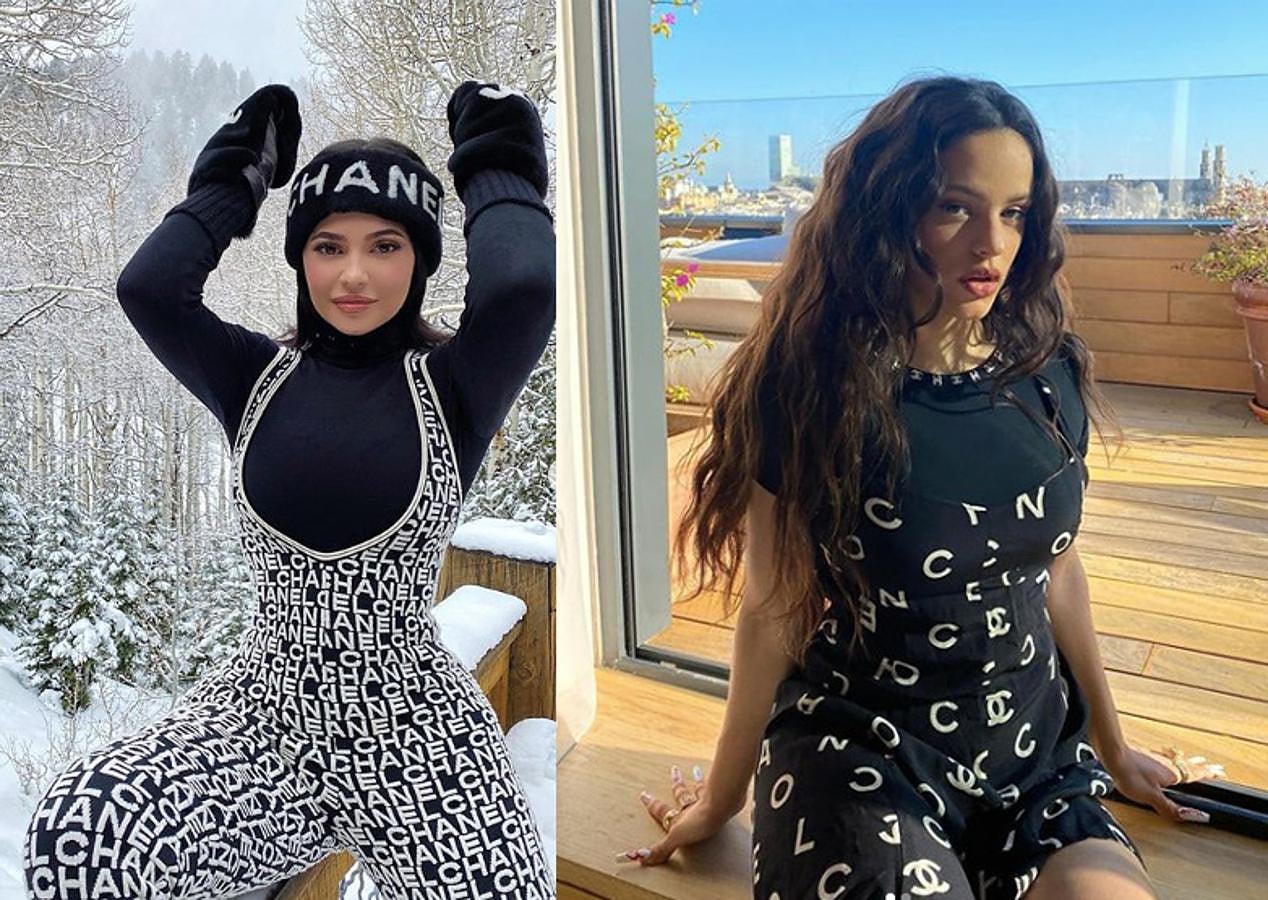 Aunque en la alfombra roja internacional Rosalía confía en Samantha Burkhart (la estilista de Billie Eilish) para crear sus looks, su hermana Daikyri es su estilista en el día a día. Tras compartir su estilista patria en stories una imagen de Kylie Jenner enfundada en un mono de esquiar de Chanel asegurando que a ella le sentaría de maravilla, Rosalía ha compartido una imagen con un mono de Chanel que también se apunta a una suerte de sopa de letras fashionista.