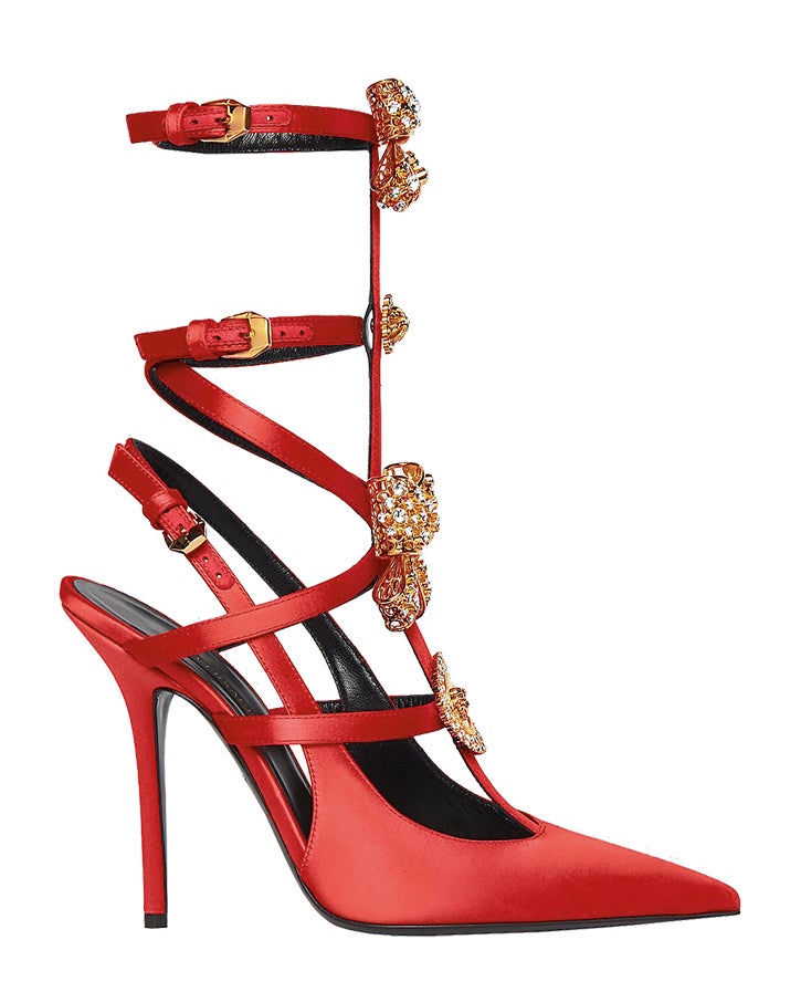 Salón con triple pulsera de Versace.