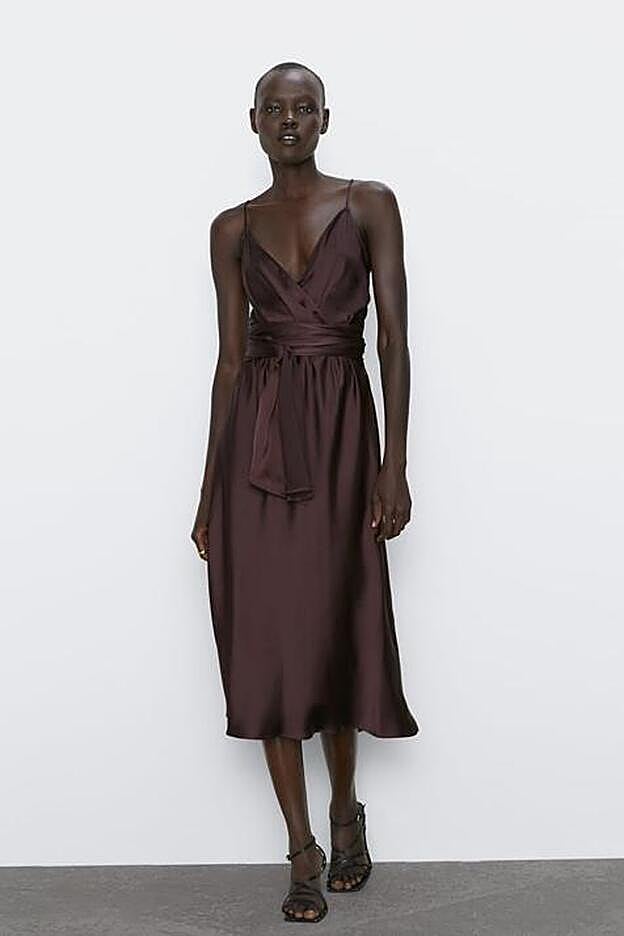 Vestido midi lencero con cinturón y escote a pico en tono burdeos. (39,95 euros).