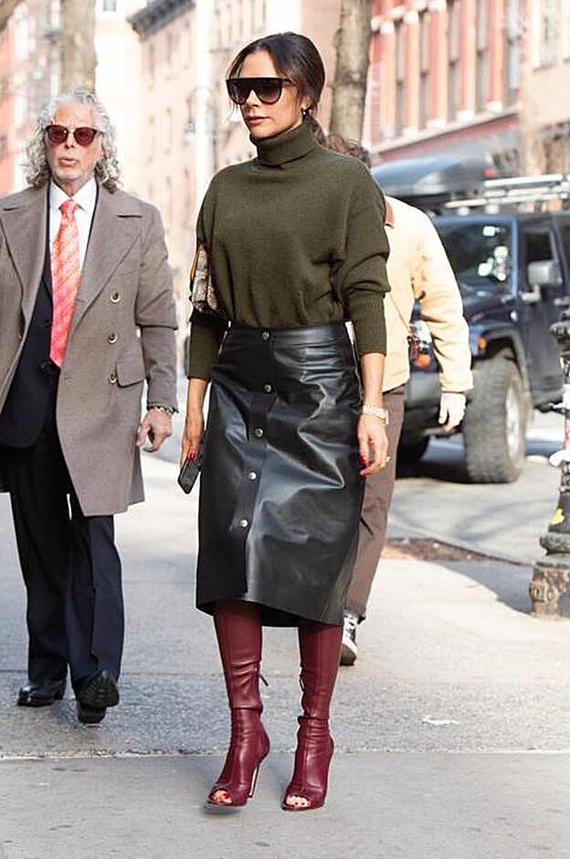 Victoria Beckham es una verdadera experta en combinar faldas midi. Esta de cuero es perfecta para combinar con botas y un jersey de cuello vuelto, como lo lleva ella.