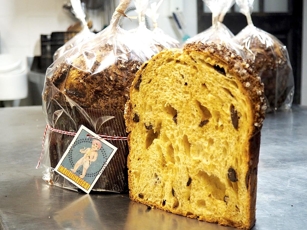 El panettone que prepara Tonatiuh Cortés en Cloudstreet Bakery (Carrer de Rossello, 112, Barcelona) ha ganado la edición de 2019 del Concurso Mejor Panettone Artesano de España. ¿Su secreto? "El cuidado de la mase madre es el principal secreto de nuestra elaboración, así como la cantidad de mantequilla y de yemas que añadimos", confiesan. Y los ingredientes, por supuesto: productos ecológicos como la mantequilla francesa, la harina italiana, la naranja confitada de Agrimontana, las pasas ecológicas, la ralladura de limón y de naranja natural y hecha a mano y las yemas de huevos de gallinas felices.