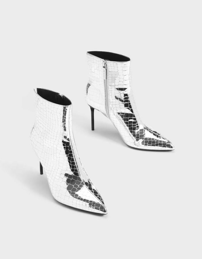 Botines de tacón metalizados de Bershka (35,99 euros).