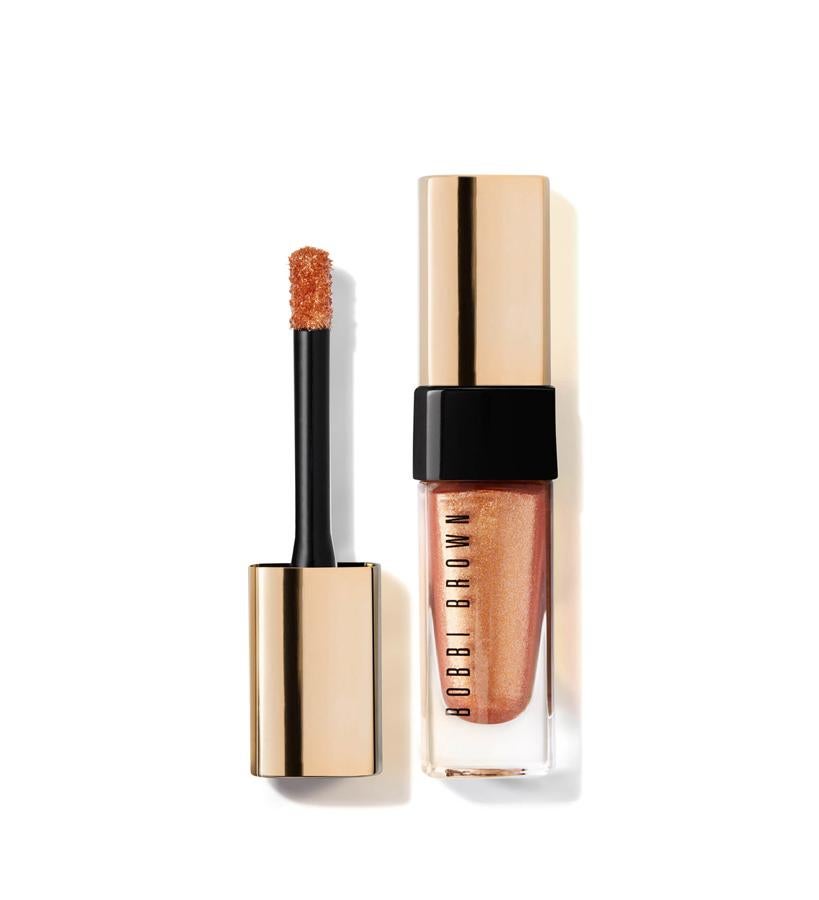 Un labial vivo y duradero que adorna tus labios con un color rico y altamente pigmentado, infundido con pequeños destellos que reflejan la luz. Con una infusión de pigmentos en polvo y mantequilla de mango salvaje, la fórmula de Gold Star, nutre para garantizar un uso cómodo durante todo el día. Su aplicador acolchado permite que el lápiz labial se deslice, brindando un color intenso y un brillo que dura hasta 12 horas. (32,95 €).