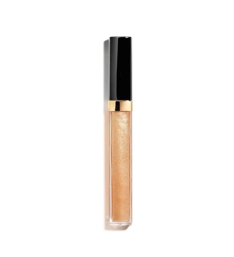 Es el aliado perfecto para llevar en el bolso y darle un giro completo al maquillaje de labios al aplicarlo. Lo tienes en tres colores: el de la imagen, Exictation, un dorado que iluminará el labial con destellos dorados,  Impulsion, un naranja ácido que realzará tu barra de labios y por último, Caviar, un tono oscuro que intensifica cualquier color. (31 €).